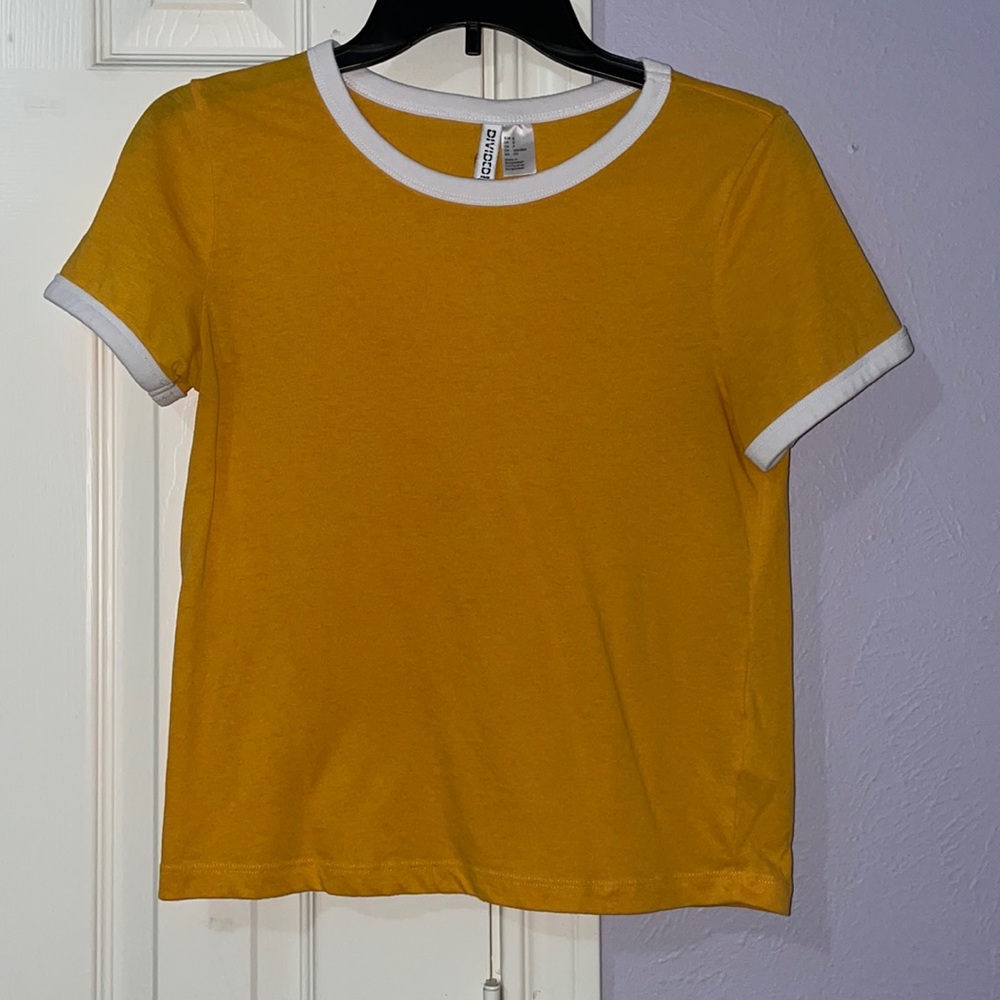 H&M tee. size small. yellow with white boarding